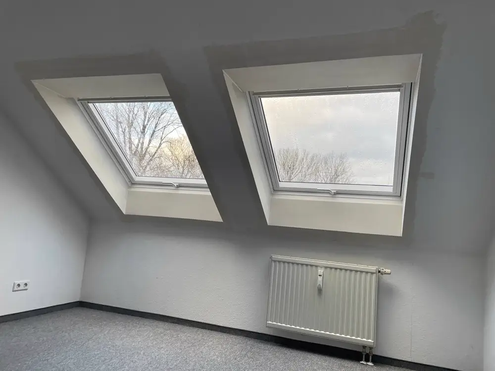 Zwei neu montierte Dachfenster in einem Dachgeschoss