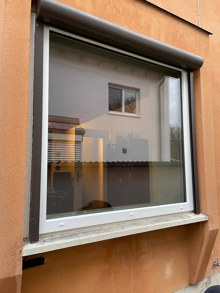 Fertig montiertes Fenster mit Rollladen, Beispiel aus einem laufenden Projekt