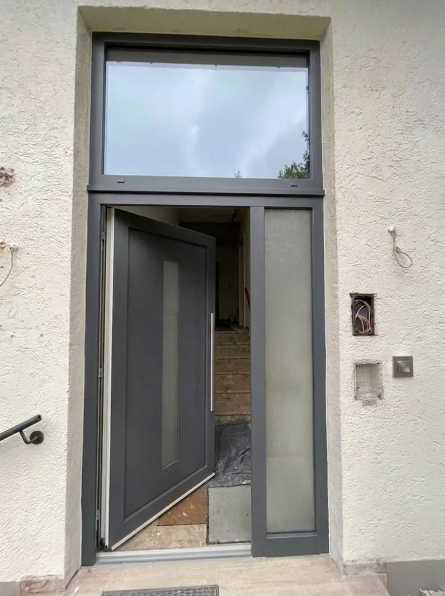 Neu montierte Haustür mit Seitenteil, Projekt im Rohbau-Endstand