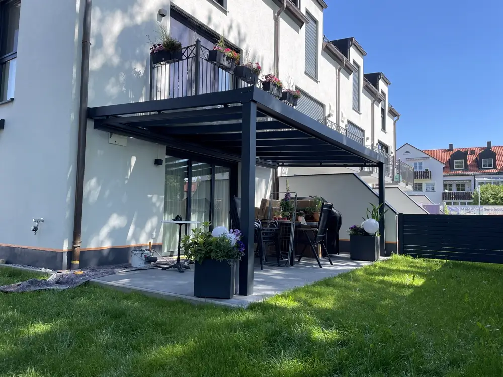 Modernes Alu-Terrassendach in Anthrazit, Balkonanbau