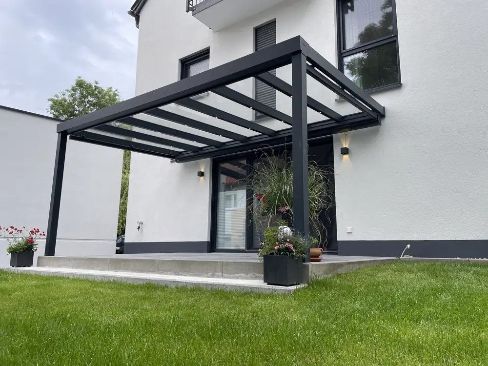 Freistehendes Terrassendach mit LED-Beleuchtung am Abend